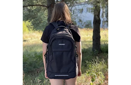 Rucsac cu o capacitate de 45 de litri – negru