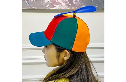 Căciulă de baseball colorată cu elice