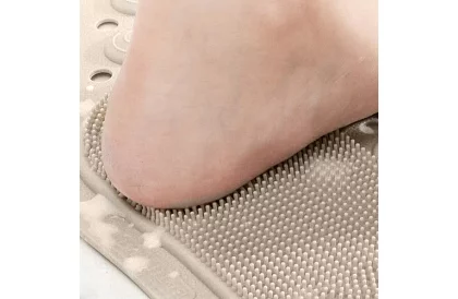 Covoare antiderapante pentru baie, atât înainte cât și în cadă