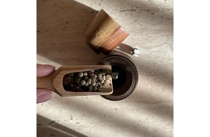 Măcinile manuale din lemn de acacia pentru condimente - set de 2 bucăți