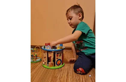 Jucărie educațională din lemn - multe funcții și jocuri