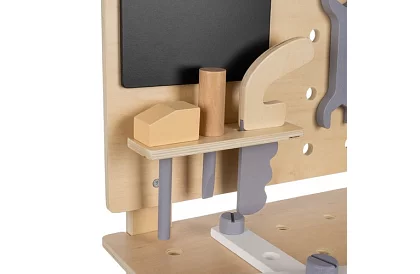 Masă de lucru din lemn cu unelte