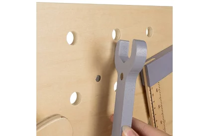 Masă de lucru din lemn cu unelte