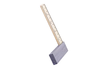 Masă de lucru din lemn cu unelte