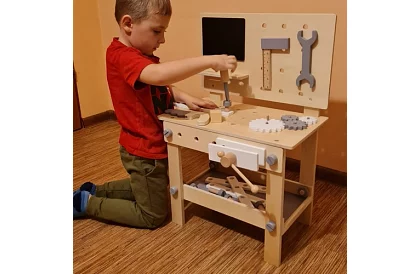 Masă de lucru din lemn cu unelte