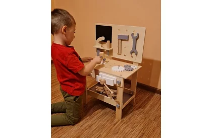 Masă de lucru din lemn cu unelte