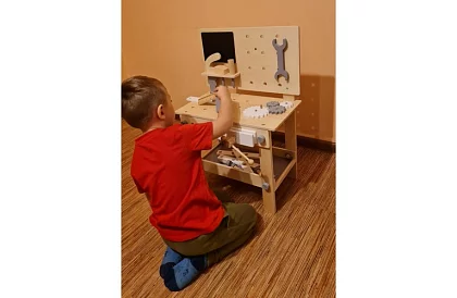 Masă de lucru din lemn cu unelte