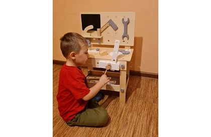 Masă de lucru din lemn cu unelte