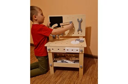 Masă de lucru din lemn cu unelte