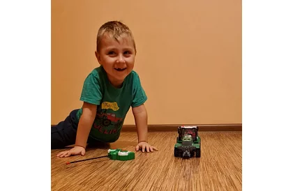 Tractor cu remorcă pliabilă cu telecomandă