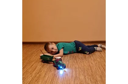 Tractor cu remorcă pliabilă cu telecomandă