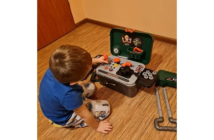 Atelier pentru copii masă cu unelte și valiză