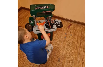 Atelier pentru copii masă cu unelte și valiză