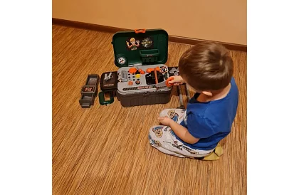 Atelier pentru copii masă cu unelte și valiză