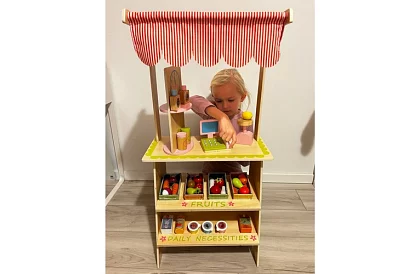 Stand de vânzare din lemn cu accesorii