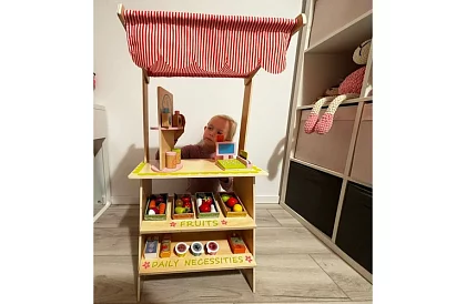 Stand de vânzare din lemn cu accesorii