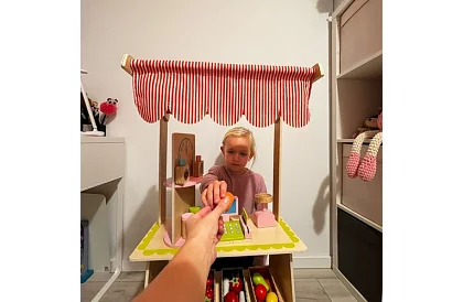 Stand de vânzare din lemn cu accesorii