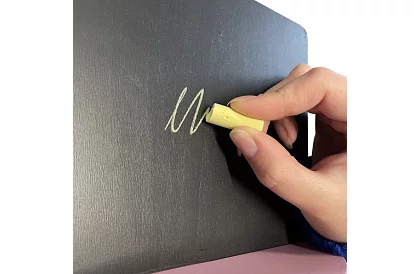 Stand de vânzare din lemn cu accesorii