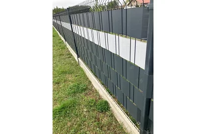 Bandă de umbrire pentru gard antracit – panou 450 g/m2 + cleme