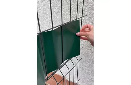 Bandă de umbrire pentru gard verde – panou 450 g/m2 + cleme