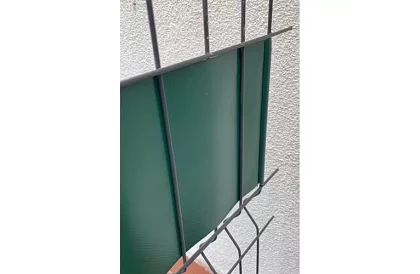 Bandă de umbrire pentru gard verde – panou 450 g/m2 + cleme