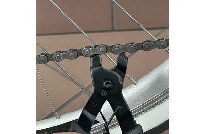 Clește pentru cuplaje rapide ale lanțului