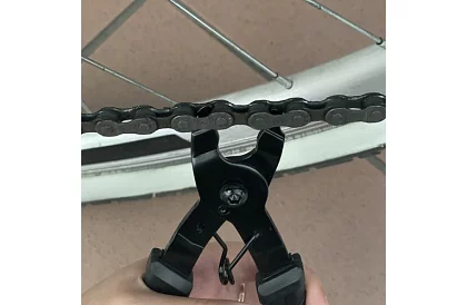 Clește pentru cuplaje rapide ale lanțului