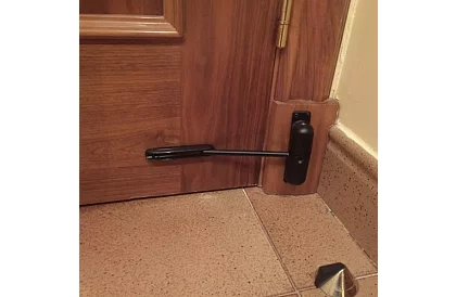 Închizător de ușă cu arc, cu forță de tragere ajustabilă