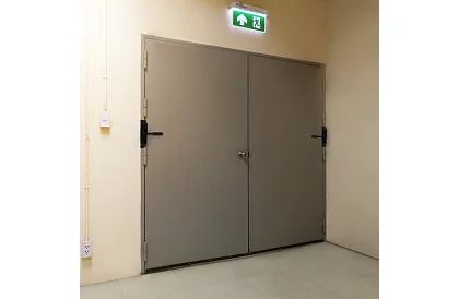 Închizător de ușă cu arc, cu forță de tragere ajustabilă