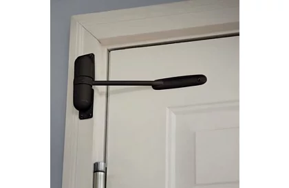 Închizător de ușă cu arc, cu forță de tragere ajustabilă