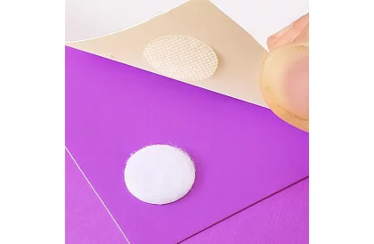 Fâșie autoadezivă cu velcro – cercuri de 18 mm, 500 bucăți, alb