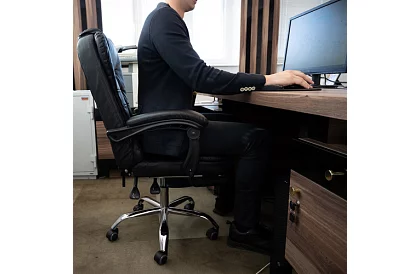 Scaun de birou cu suport pentru picioare extensibil – negru