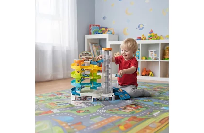 Clădire de parcare cu pistă și lift electric