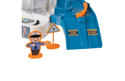 Clădire de parcare cu pistă și lift electric