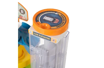 Clădire de parcare cu pistă și lift electric