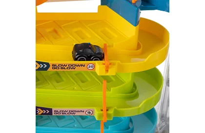 Clădire de parcare cu pistă și lift electric