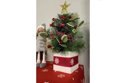 Pomul artificial de Crăciun decorat – 45 cm