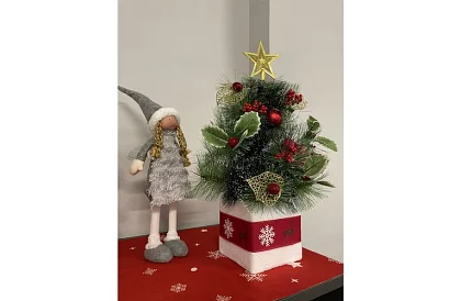 Pomul artificial de Crăciun decorat – 45 cm