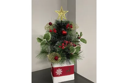 Pomul artificial de Crăciun decorat – 45 cm