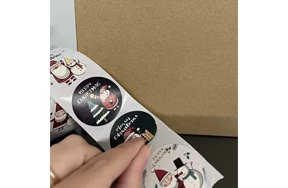 Autocolante de Crăciun pe rolă – 500 bucăți