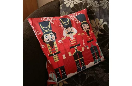 Pernă decorativă 45 × 45 cm – motivul Căpcăunului