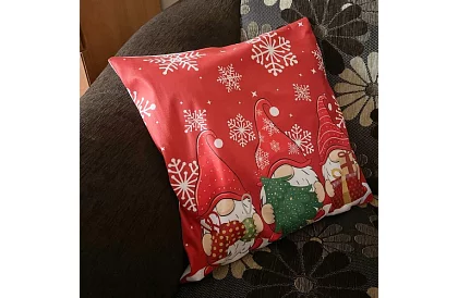 Pernă decorativă 45 × 45 cm – motiv gnomi