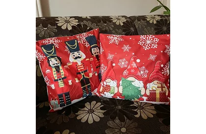 Pernă decorativă 45 × 45 cm – motiv gnomi