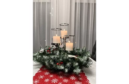 Coroana decorativă acoperită cu zăpadă pentru ușă