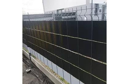 Bandă de umbrire pentru gard neagră – panou 450 g/m2 + cleme