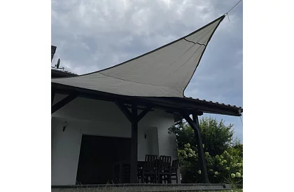 Plasă de umbrire triunghiulară 4 × 4 × 4 m – gri