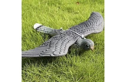 Dispozitiv de speriere suspendat – șoim realistic