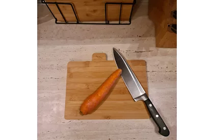 Set de 4 tăvițe din bambus pentru tăiere și servire + suport