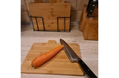 Set de 4 tăvițe din bambus pentru tăiere și servire + suport