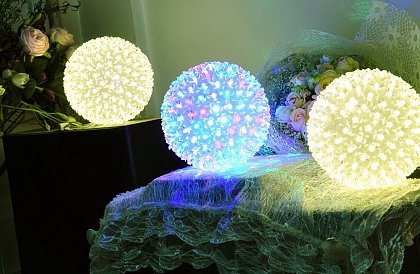 Bilă luminoasă LED suspendată, de Crăciun - diametru 13 cm